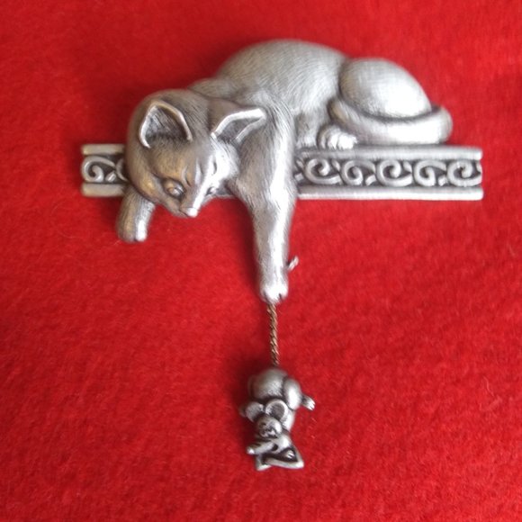 JJ Jonette silver tone metal naughty cat playing with a mouse by the tail - Picture 3 of 9